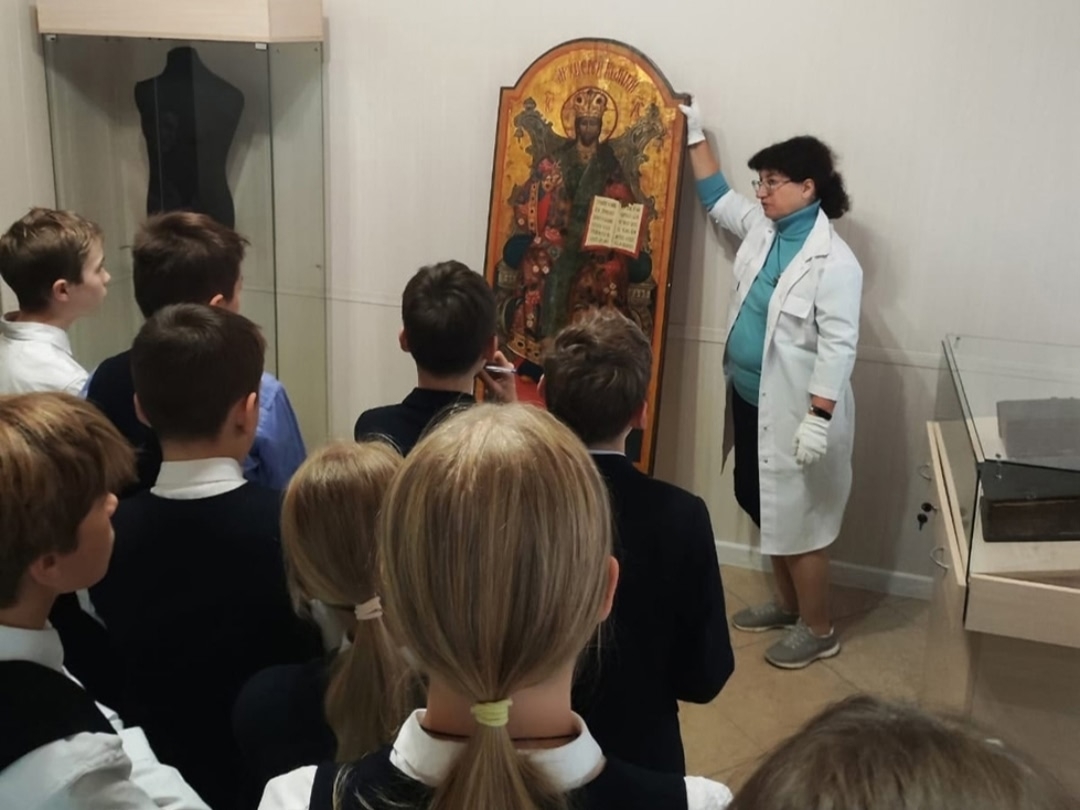 Епархиальное Древлехранилище посетили учащиеся Ярославской Губернской гимназии имени святителя Игнатия (Брянчанинова)