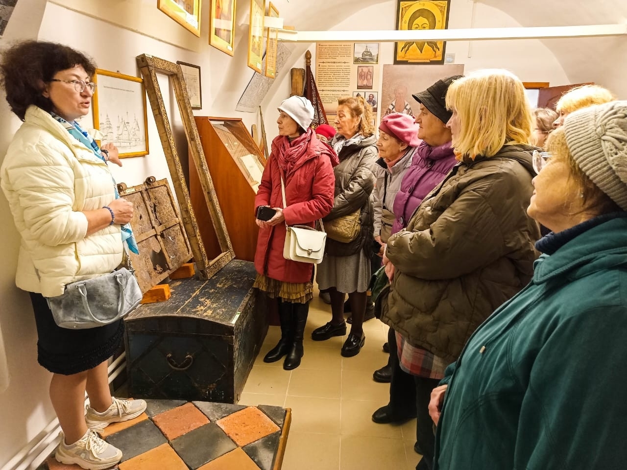 на экскурсии в Ярославском епархиальном древлехранилище и музее Спасо-Афанасьевского монастыря побывали участники клуба "ПоЧтение"
