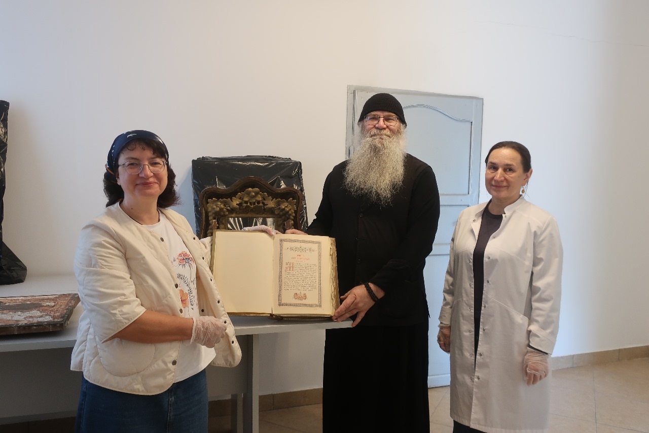 Предметы из храмов и монастырей, поступающие в Древлехранилище Ярославской епархии, попадают в заботливые руки наших сотрудников